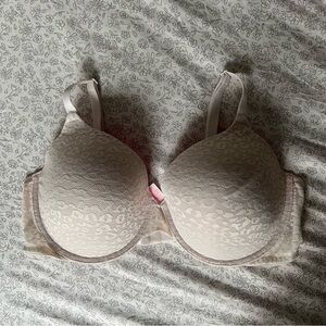 Pink Victoria’s secret bra